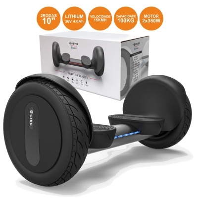 Hoverboard preto com duas rodas e embalagem branca ao fundo