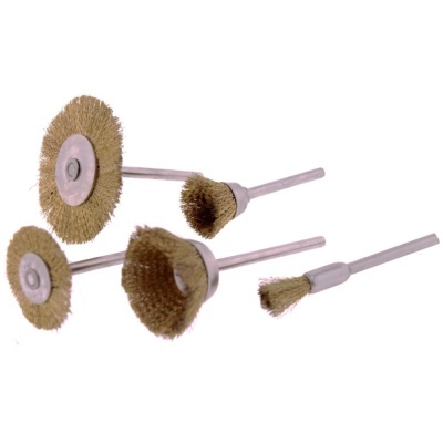 Conjunto de quatro escovas metálicas com cerdas douradas e hastes de metal