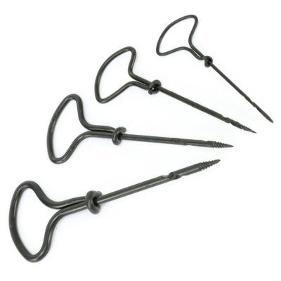 Conjunto de parafusos metálicos pretos com cabeças em alça