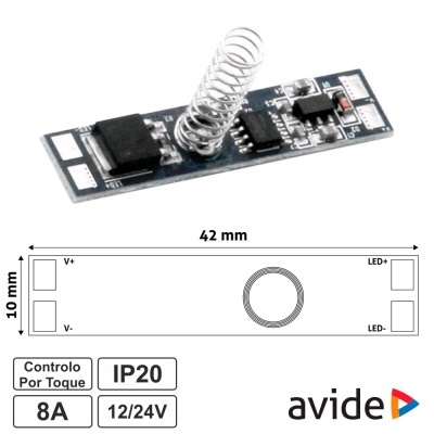 Placa eletrónica azul com mola e componentes