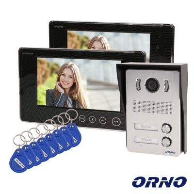 Conjunto de vídeo porteiro ORNO com duas telas, unidade externa e keyfobs azuis