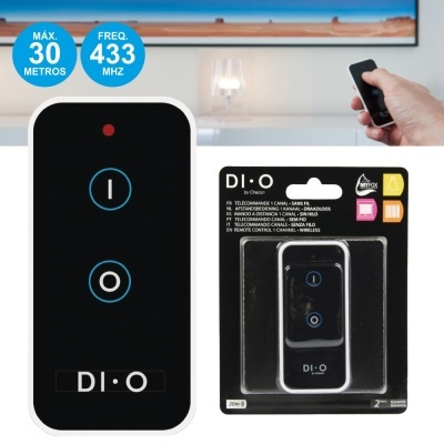 Comando remoto preto DI.O com dois botões azuis e embalagem preta à direita
