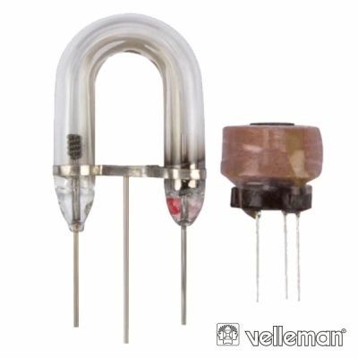 Componentes eletrónicos em vidro e plástico com pinos metálicos, fundo branco