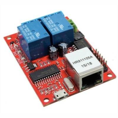 Placa de circuito vermelho com relés azuis e conector RJ45 branco