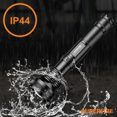 Lanterna preta metálica com texto SUPERFIRE e certificado IP44 em fundo escuro com água