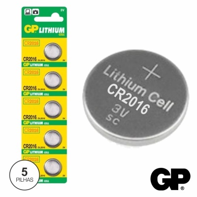 Pilhas de célula de lítio GP CR2016 3V em embalagem e uma pilha em close-up