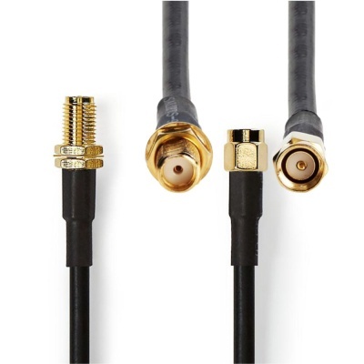 Cabos coaxiais pretos com conectores dourados para sinal