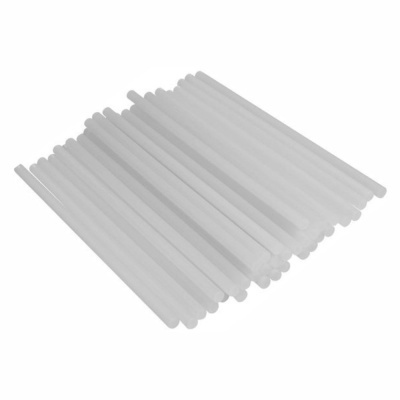 Varetas de cola quente brancas alinhadas sobre fundo branco