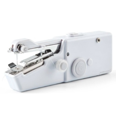 Máquina de costura portátil manual branca em fundo branco