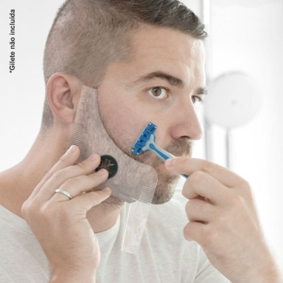 Homem a usar molde de plástico transparente para aparar barba com lâmina azul.