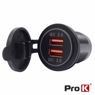 Carregador de carro preto com duas portas USB e tampa articulada, texto 'QC 3.0' visível