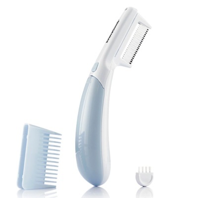 Aparelho de corte de cabelo branco e azul claro com acessórios sobre fundo branco