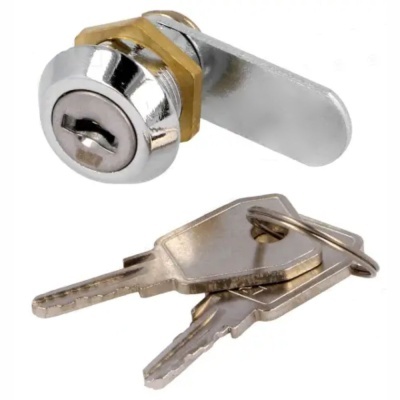 Fechadura metálica prateada com chave e anel de chaves