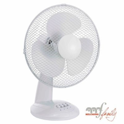 Ventoinha de mesa branca com três pás e base com botões