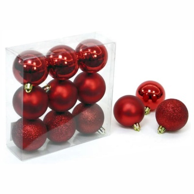 Bolas de Natal vermelhas em caixa plástica e algumas fora da caixa