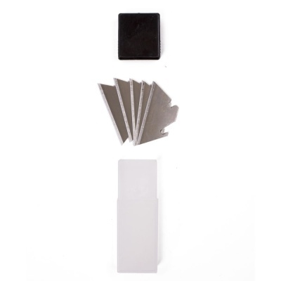 Lâminas metálicas prateadas com caixa plástica transparente e tampa preta