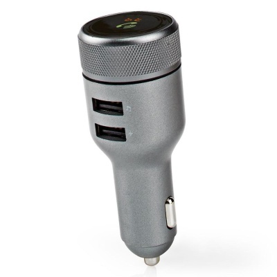 Adaptador de carro prateado com duas portas USB e botão circular texturizado.