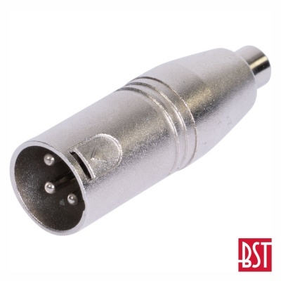 Adaptador metálico de conector com três pinos, fundo branco e logótipo BST vermelho.