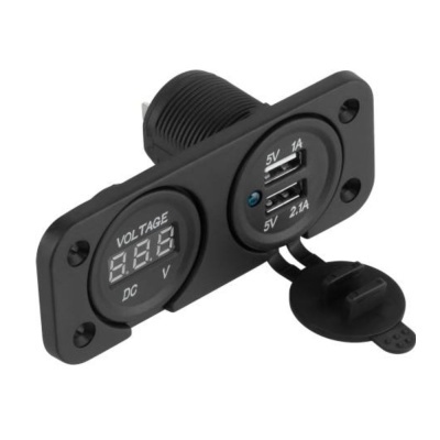 Painel preto com voltímetro digital e duas portas USB com tampa de borracha