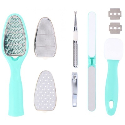 Conjunto de ferramentas para cuidados dos pés em verde-água e metal sobre fundo branco