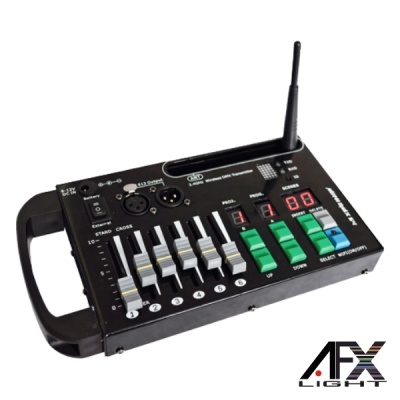 Controlador DMX AFX Light preto com botões coloridos e antena