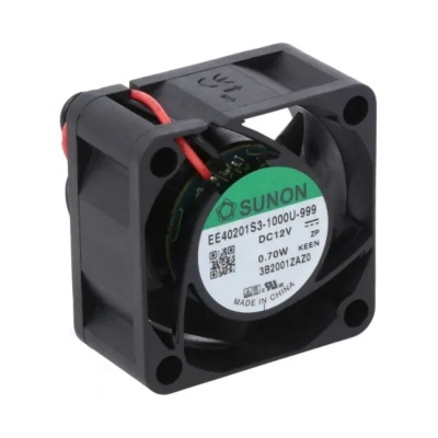 Ventoinha eletrónica Sunon preta com etiqueta verde e branca e cabo vermelho e preto