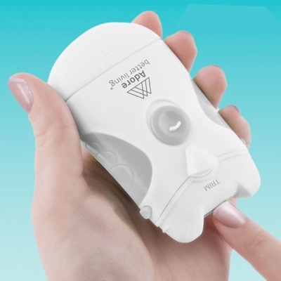 Dispositivo branco da marca Adoie Better Living com botão central segurado por uma mão