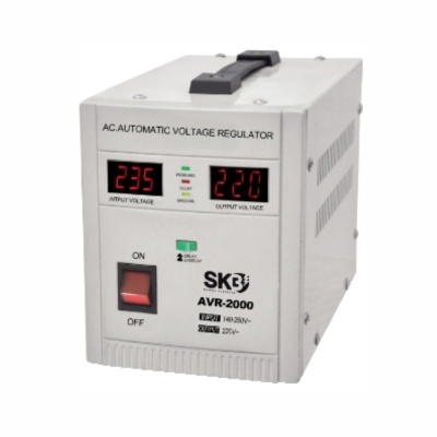 Regulador automático de voltagem AC branco com display digital e interruptor vermelho