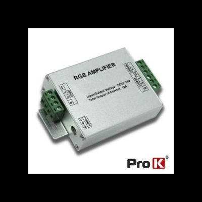 Amplificador RGB metálico prateado com texto e conectores verdes