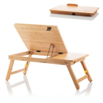 Mesa portátil de madeira clara com tampo ajustável e pernas dobráveis