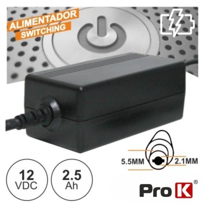 Alimentador switching preto com especificações 12 VDC, 2.5 Ah, conector 5.5mm x 2.1mm