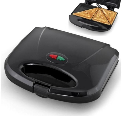 Sanduicheira elétrica preta com sanduíches tostados dentro