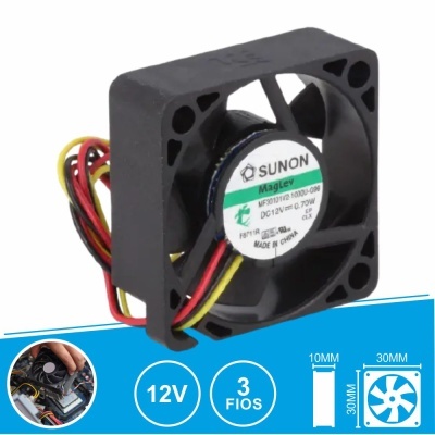 Ventoinha pequena para computador preta com etiqueta central e três fios coloridos