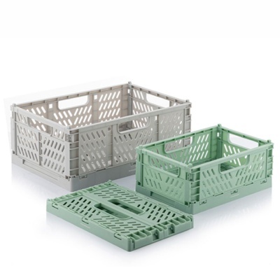 Caixas organizadoras de plástico cinzenta e verde com alças, uma dobrada e outras abertas.