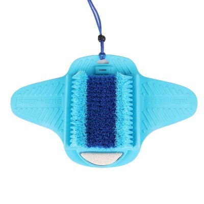 Escova de sapatos azul com cordão e base com texto 'STEP HERE'