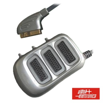 Adaptador SCART triplo prateado com conectores negros e logótipo 'alpha+ elettronica'