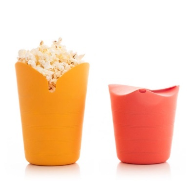 Dois recipientes de silicone coloridos para pipoca sobre fundo branco