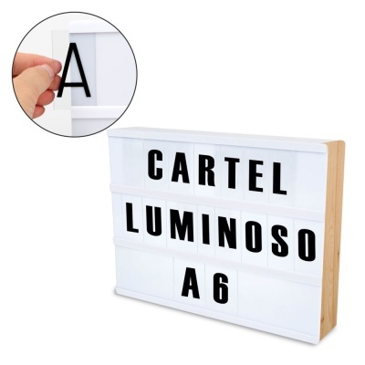 Cartaz luminoso com letras pretas em placas de acrílico branco e estrutura madeira
