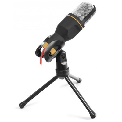 Microfone preto com detalhes dourados num tripé preto sobre fundo branco