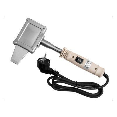 Aparelho elétrico metálico com cabo preto e pega bege com interruptor