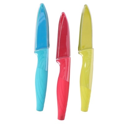 Conjunto de três facas de cozinha coloridas com proteções nas lâminas.