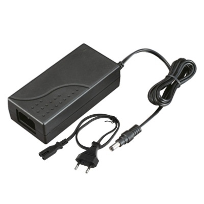 Transformador preto com cabo e ficha elétrica de 2 pinos