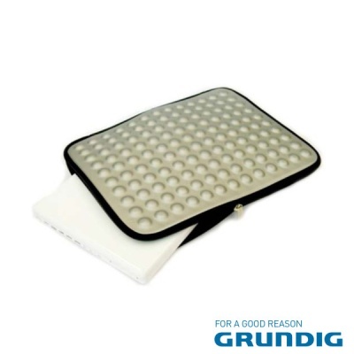 Capa para portátil cinza texturizada com portátil branco dentro e texto GRUNDIG.