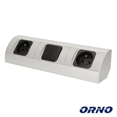 Régua de tomadas elétrica cinza com três entradas, duas tipo Schuko e uma com tampa preta da marca ORNO