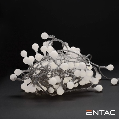 Luzes LED em esferas brancas com fios transparentes sobre fundo preto