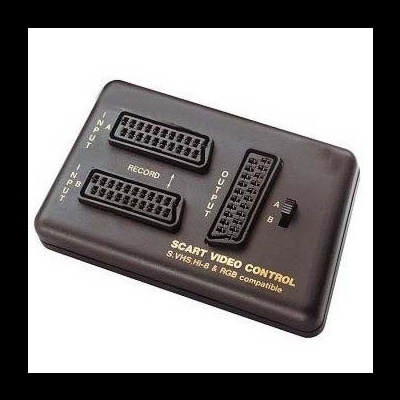 Adaptador SCART video control preto com conectores e interruptor