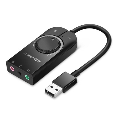 Adaptador de áudio USB preto UGREEN com botões de controlo e portas rosa e verde.