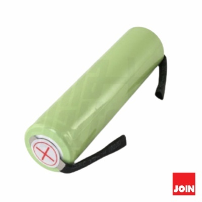 Pilha recarregável verde com terminal positivo marcado e fios negros em fundo branco.