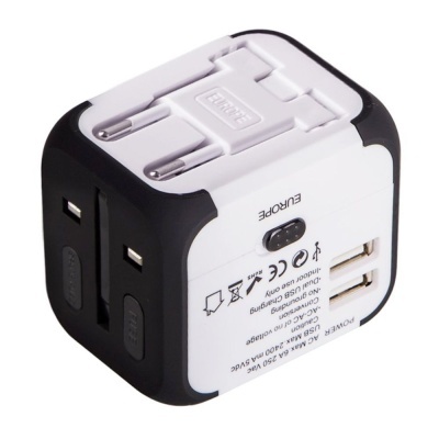 Adaptador de tomada de viagem universal branco e preto com conectores USB e entrada europeia