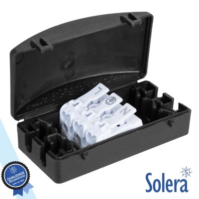 Caixa preta com objetos brancos com letras e números, selo de qualidade e logotipo Solera.